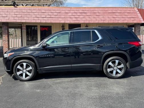 Mosaic Black Metallic 2020 Chevrolet Traverse LT Leather