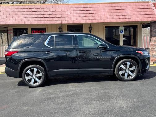 Mosaic Black Metallic 2020 Chevrolet Traverse LT Leather