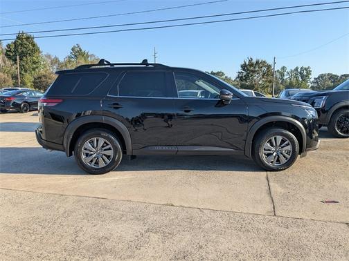2023 Nissan Pathfinder SV