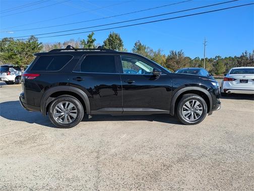 2022 Nissan Pathfinder SV