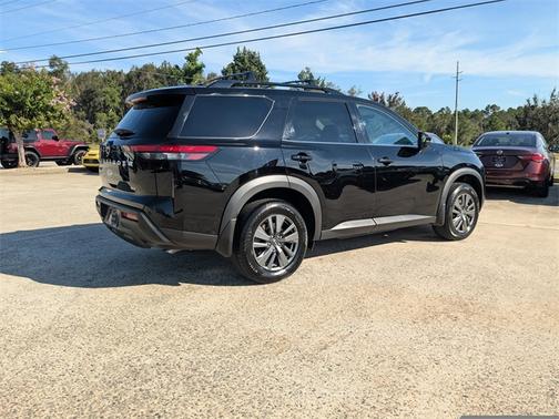 2024 Nissan Pathfinder SV