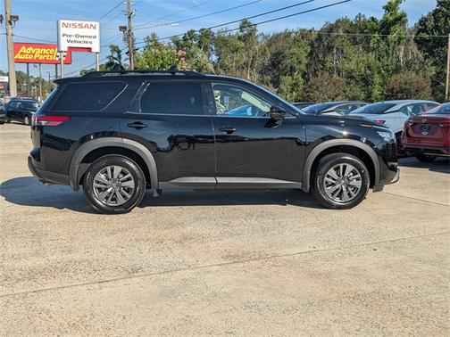 2024 Nissan Pathfinder SV