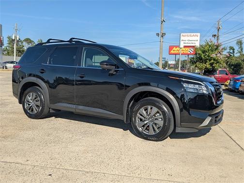 2024 Nissan Pathfinder SV