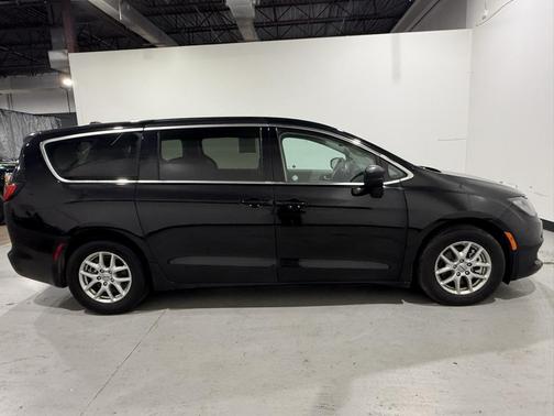 2024 Chrysler Voyager LX