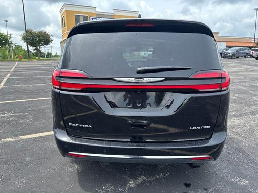 Diamond Black Crystal Pearlcoat 2026 Chrysler Pacifica Limited