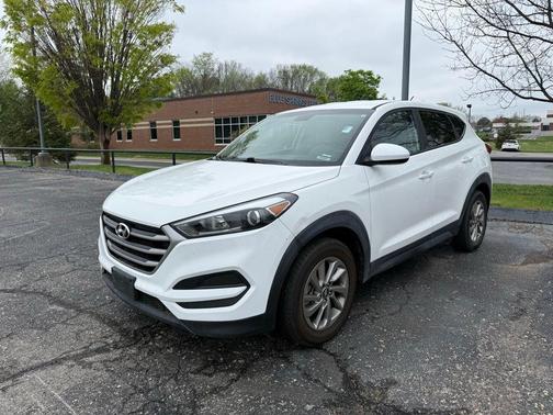 Dazzling White 2018 Hyundai TUCSON SE