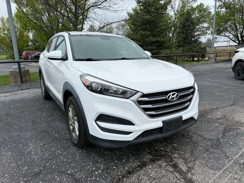 Dazzling White 2018 Hyundai TUCSON SE