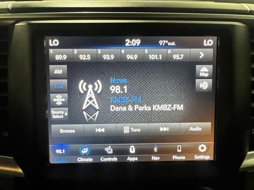Diamond Black Crystal Pearlcoat 2022 RAM 1500 Classic SLT