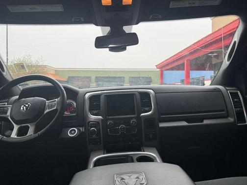 Diamond Black Crystal Pearlcoat 2022 RAM 1500 Classic SLT