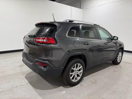 Granite Crystal Metallic Clearcoat 2017 Jeep Cherokee Latitude