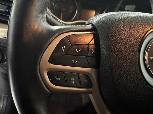 Granite Crystal Metallic Clearcoat 2017 Jeep Cherokee Latitude