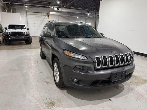 Granite Crystal Metallic Clearcoat 2017 Jeep Cherokee Latitude