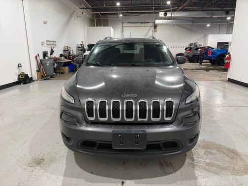 Granite Crystal Metallic Clearcoat 2017 Jeep Cherokee Latitude