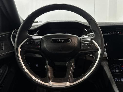 Diamond Black Crystal Pearlcoat 2024 Jeep Grand Cherokee Limited