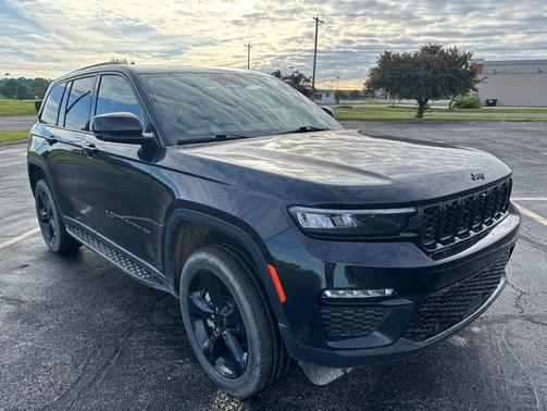 Diamond Black Crystal Pearlcoat 2024 Jeep Grand Cherokee Limited