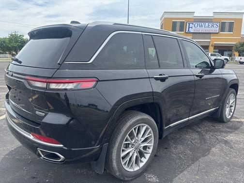 Diamond Black Crystal Pearlcoat 2022 Jeep Grand Cherokee Summit