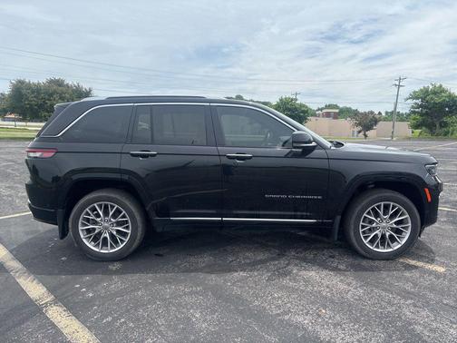 Diamond Black Crystal Pearlcoat 2022 Jeep Grand Cherokee Summit