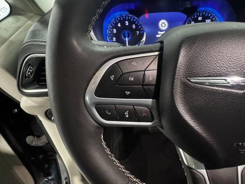 Diamond Black Crystal Pearlcoat 2024 Chrysler Pacifica Limited
