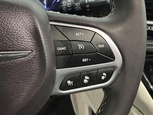 Diamond Black Crystal Pearlcoat 2024 Chrysler Pacifica Limited