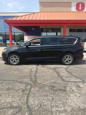 Diamond Black Crystal Pearlcoat 2024 Chrysler Pacifica Limited
