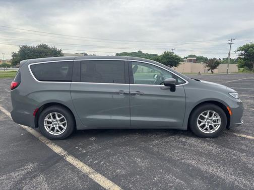Ceramic Gray Clearcoat 2023 Chrysler Pacifica Touring L