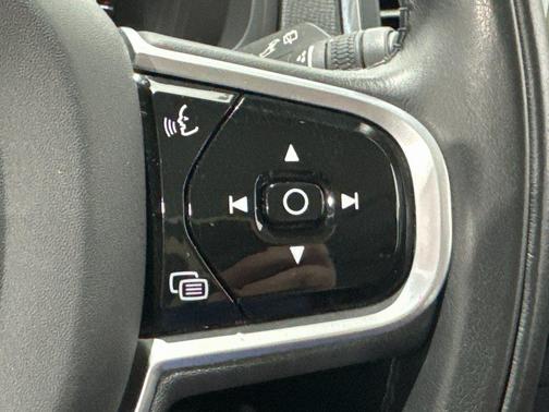 2022 Volvo XC90 T5 Momentum