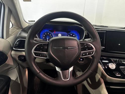 Silver Mist Clearcoat 2024 Chrysler Pacifica Limited