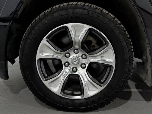 Diamond Black Crystal Pearlcoat 2022 RAM 1500 Laramie