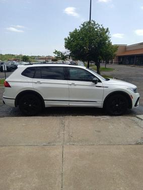 White Pearl 2022 Volkswagen Tiguan 2.0T SE R-Line Black