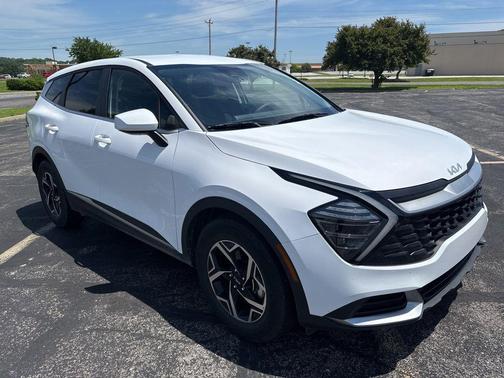 Glacial White Pearl 2025 Kia Sportage LX