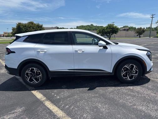 Glacial White Pearl 2025 Kia Sportage LX
