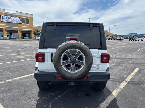 Bright White Clearcoat 2021 Jeep Wrangler Unlimited Sahara