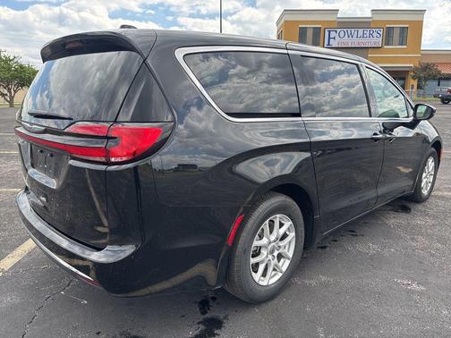 Diamond Black Crystal Pearlcoat 2025 Chrysler Pacifica L