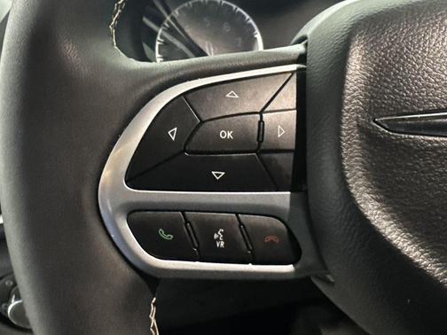 Diamond Black Crystal Pearlcoat 2025 Chrysler Pacifica L