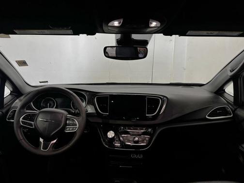 Diamond Black Crystal Pearlcoat 2025 Chrysler Pacifica L
