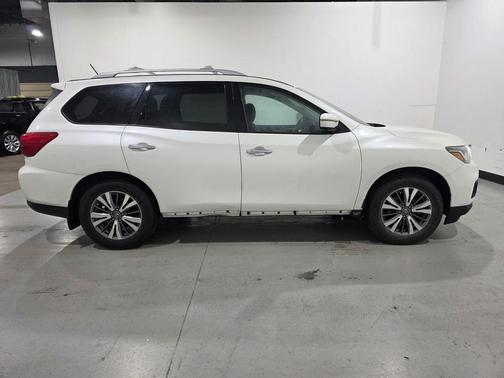 2017 Nissan Pathfinder SL