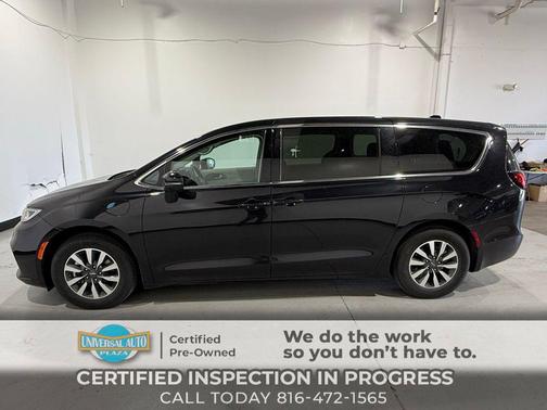 Brilliant Black Crystal Pearlcoat 2023 Chrysler Pacifica Hybrid Touring L