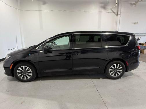 Brilliant Black Crystal Pearlcoat 2023 Chrysler Pacifica Hybrid Touring L