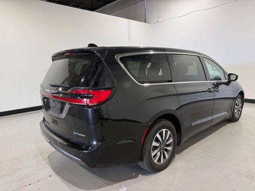 Brilliant Black Crystal Pearlcoat 2023 Chrysler Pacifica Hybrid Touring L