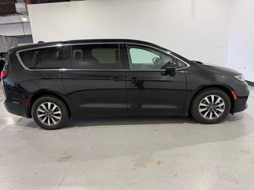 Brilliant Black Crystal Pearlcoat 2023 Chrysler Pacifica Hybrid Touring L