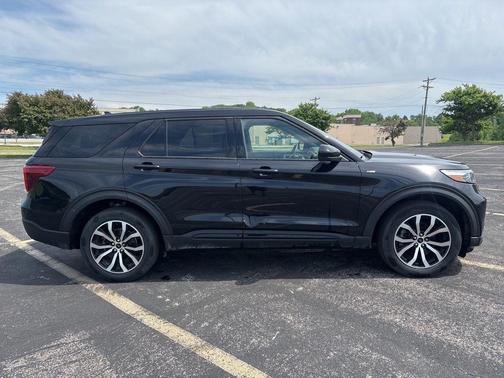 Black 2022 Ford Explorer ST-Line