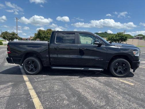 Diamond Black Crystal Pearlcoat 2022 RAM 1500 Sport
