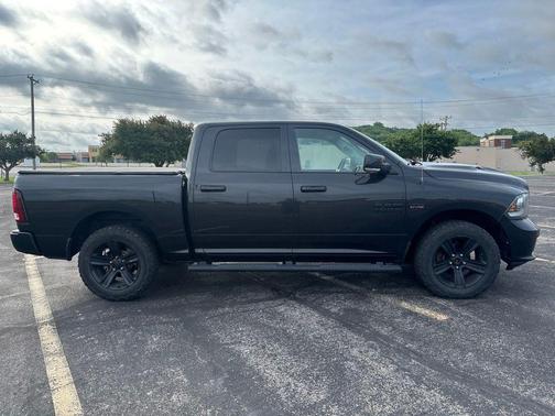 Brilliant Black Crystal Pearlcoat 2018 RAM 1500 Sport