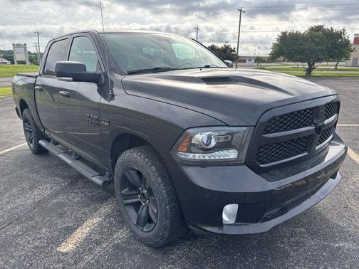 Brilliant Black Crystal Pearlcoat 2018 RAM 1500 Sport