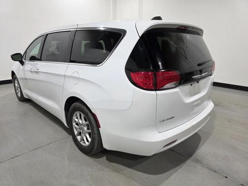 2024 Chrysler Voyager LX