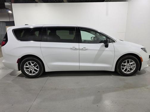2024 Chrysler Voyager LX