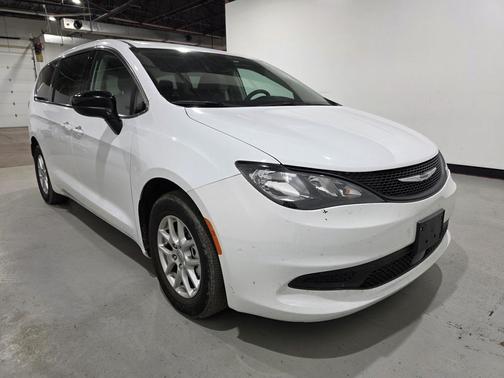 2024 Chrysler Voyager LX