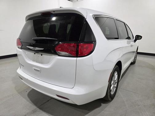 2024 Chrysler Voyager LX