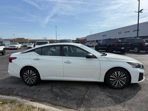 Glacier White 2025 Nissan Altima 2.5 SV