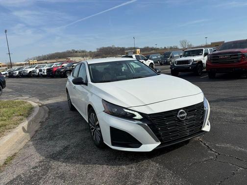 Glacier White 2025 Nissan Altima 2.5 SV